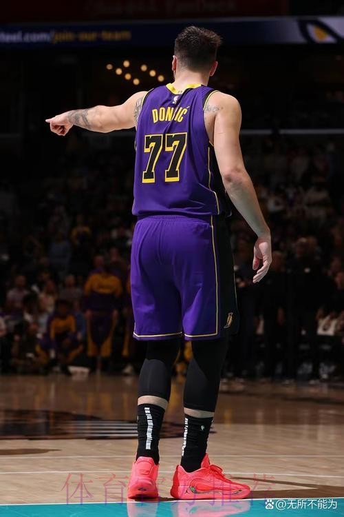 面对罗林斯 东契奇转身三分命中 面对罗林斯 东契奇转身三分命中